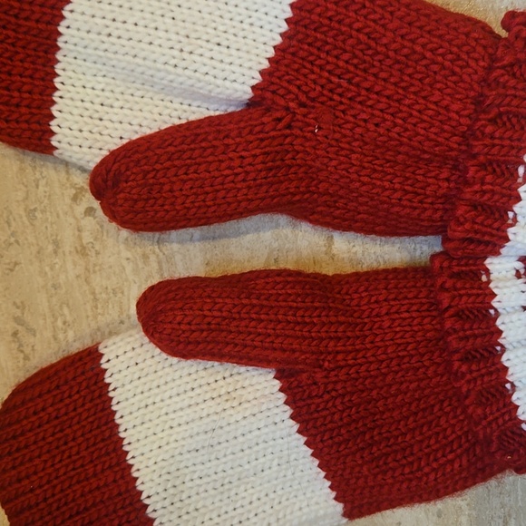 New Kootenay Knitting Company Red/White "Canada" Mittens - Picture 6 of 8